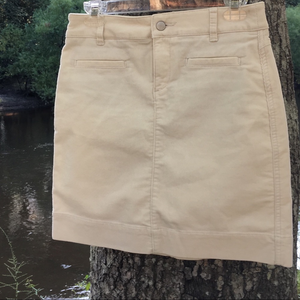 🧚🏻‍♂️LOFT butter cream mini corduroy skirt in 0